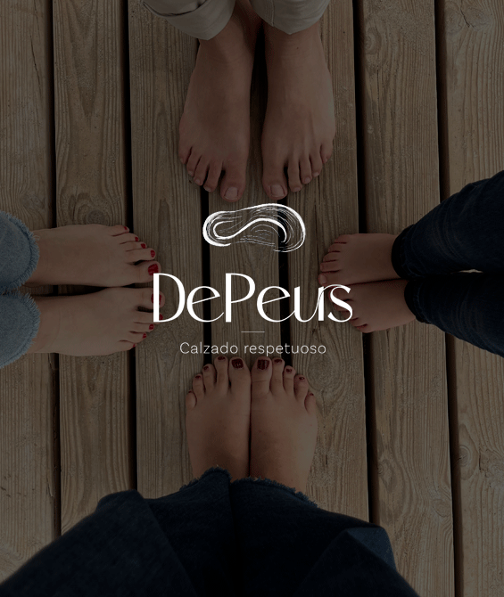 Imagen de pies vistos desde arriba con el logo de DePeus